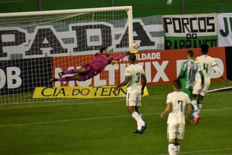 O Coelho fez um bom jogo diante do Juventude, mas perdeu muitos gols e saiu de Caxias do Sul apenas com um empate-(Mourão Panda/América-MG)