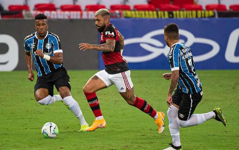 Caetano com a bola nos pés durante o jogo contra o Grêmio