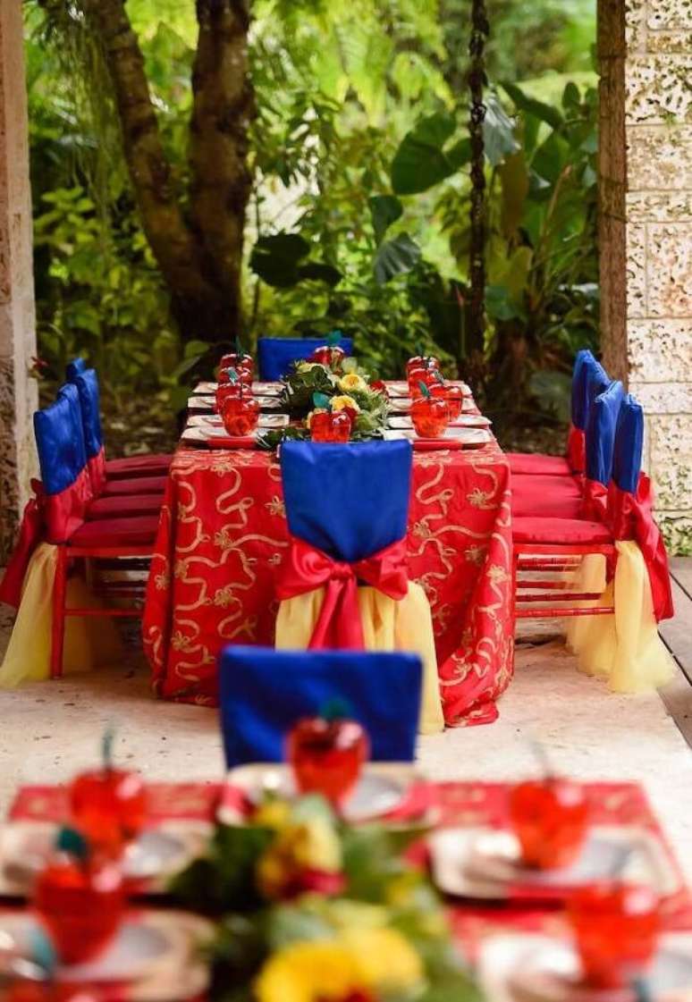 122. A decoração da mesa chama a atenção dos convidados da festa de aniversário da Branca de Neve. Fonte: Pinterest