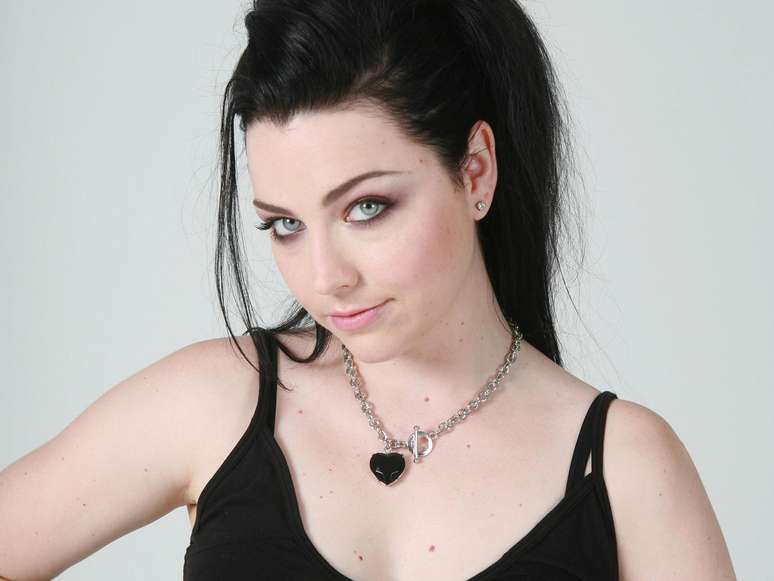 Amy Lee, vocalista do Evanescence, falou sobre a ausência de mulheres no rock