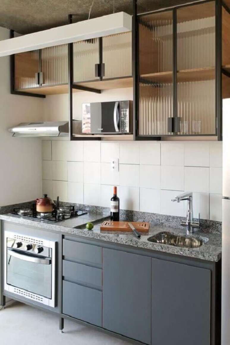 3. O granito é uma das pedras mais usadas para fazer bancada para cozinha pequena – Foto: Pinterest