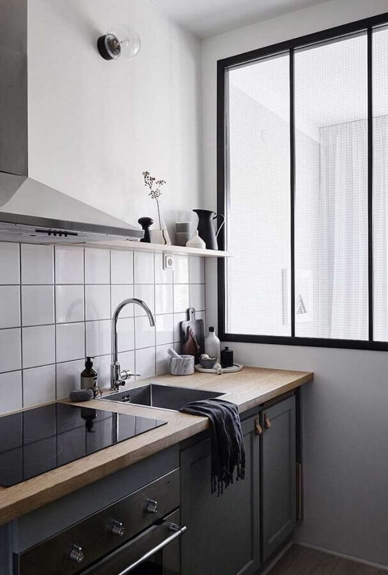 22. Bancada para cozinha pequena com armários pretos – Foto: Home Fashion Trend