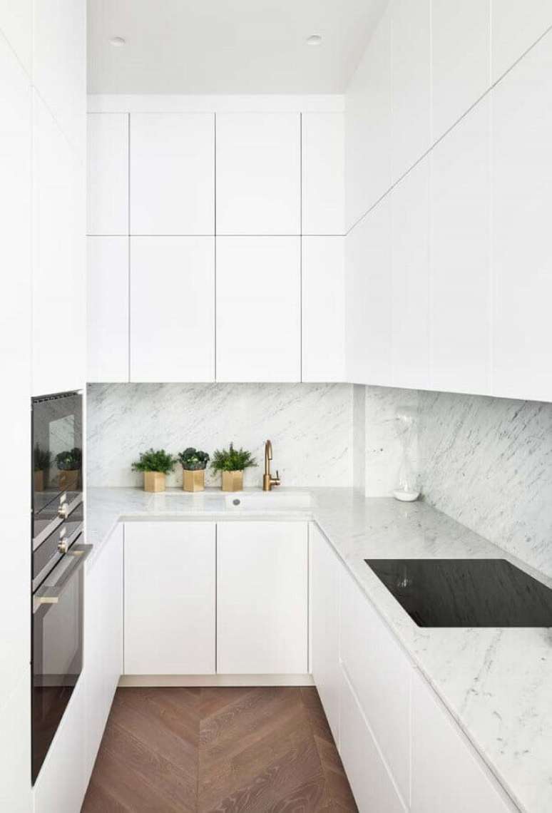 23. Decoração clean com mármore para bancada para cozinha pequena planejada – Foto: Houzz