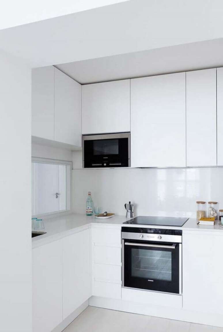 28. Ideias de bancada para cozinha pequena de canto planejada toda branca &ndash; Foto: Home Fashion Trend