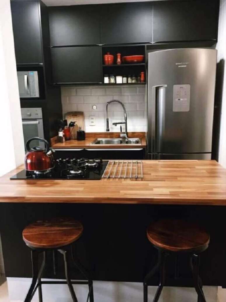 29. Bancada para cozinha pequena de madeira com arm&aacute;rios pretos &ndash; Foto: Pinterest