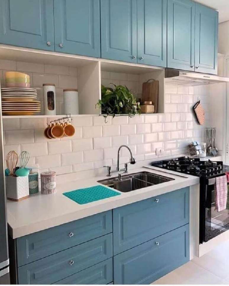 31. Bancada para cozinha pequena azul e branca com portas de armário com design clássico – Foto: Pinterest