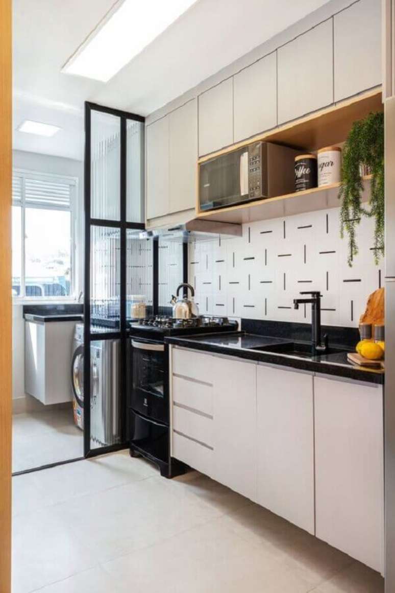 32. Bancada para cozinha pequena preta e branca com armários planejados – Foto: Rúbia M. Vieira Interiores