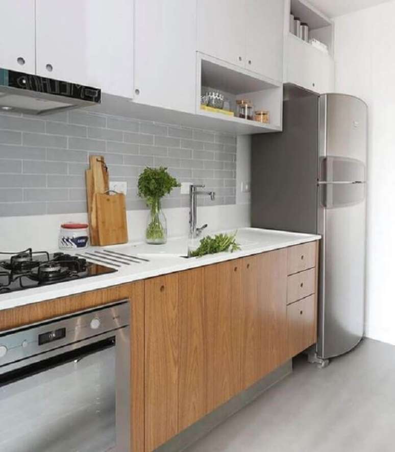 33. Bancada pequena para cozinha planejada com armário aéreo branco e gabinete de madeira – Foto: Pinterest