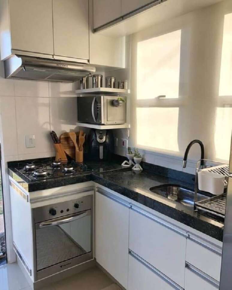 36. Bancada de granito preto para cozinha pequena de canto &ndash; Foto: Simples Decora&ccedil;&atilde;o
