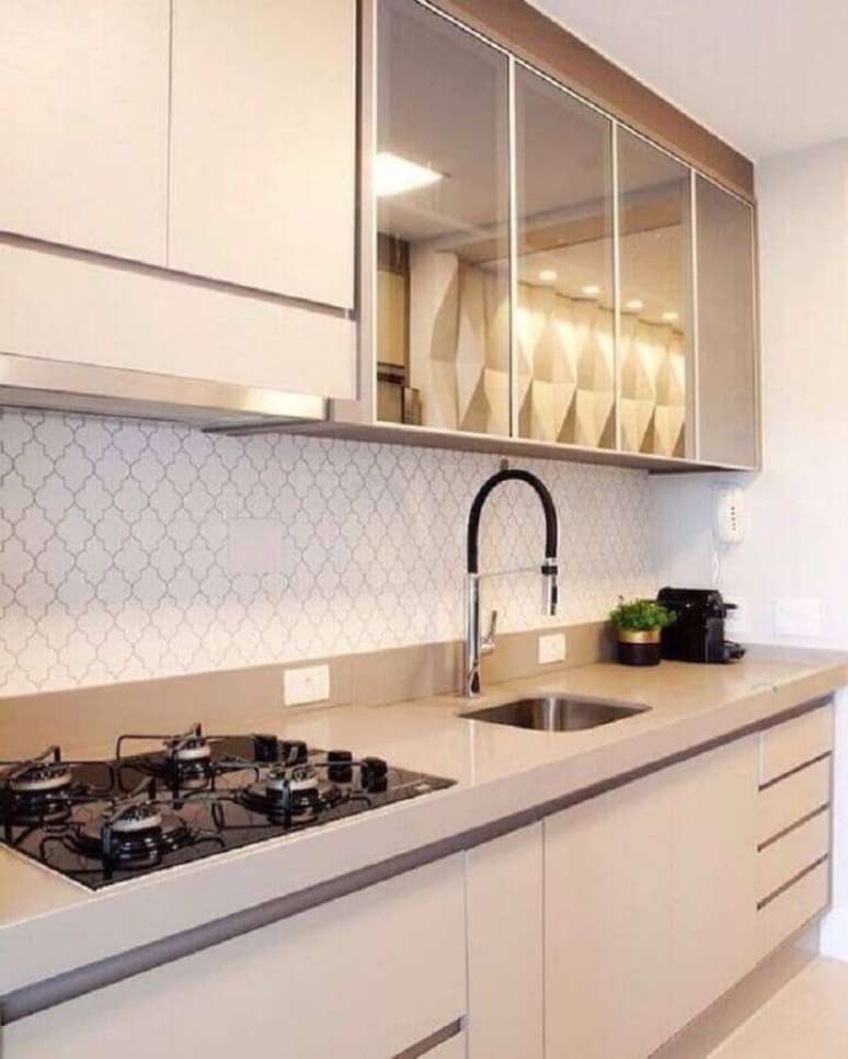 41. Ideias de bancada para cozinha pequena planejada com arm&aacute;rio a&eacute;reo com portas espelhadas &ndash; Foto: Dicas de Mulher