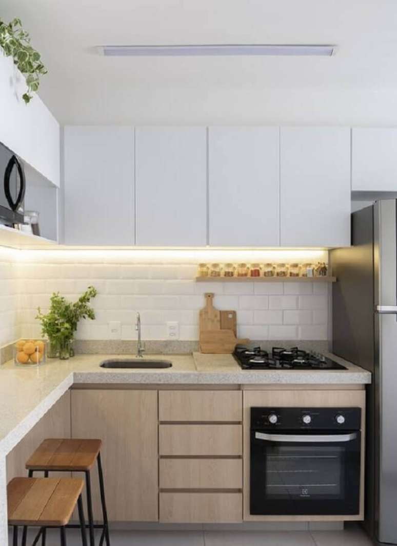 45. Ideias de bancada para cozinha pequena de canto planejada com iluminação embutida no armário aéreo – Foto: Apartment Therapy