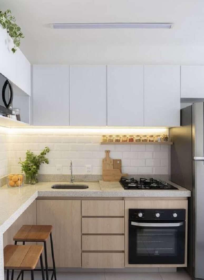 45. Ideias de bancada para cozinha pequena de canto planejada com ilumina&ccedil;&atilde;o embutida no arm&aacute;rio a&eacute;reo &ndash; Foto: Apartment Therapy