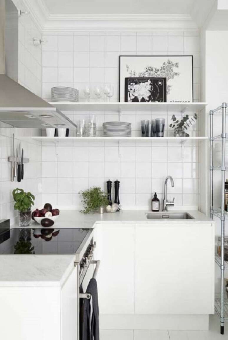 46. Bancada para cozinha pequena de canto toda branca com cooktop – Foto: Pinterest