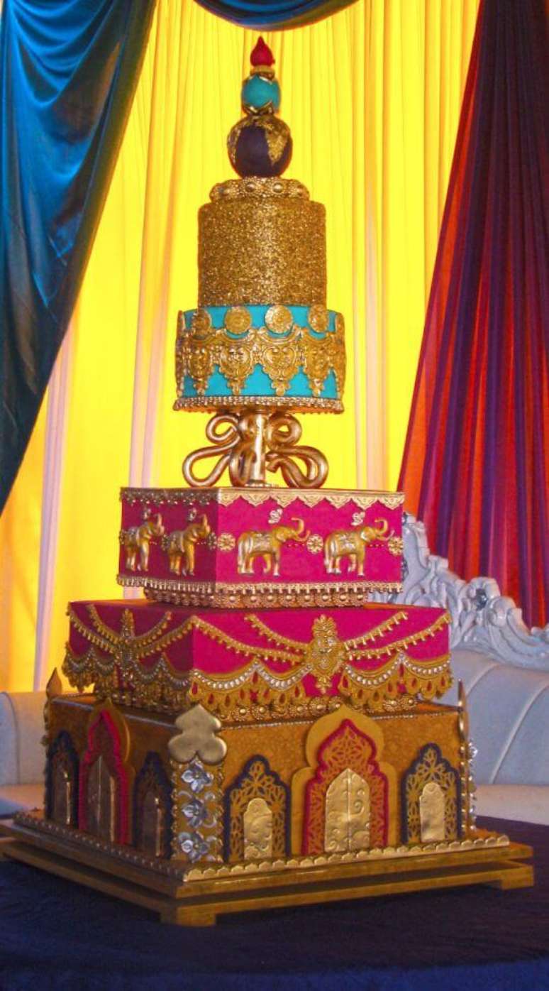 8. Bolo de festa de aniversário árabe colorido e dourado – Via: Cakes Decor