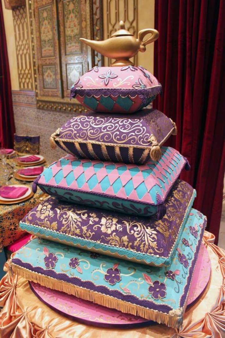 9. Bolo para festa decoração árabe com almofadas azuis e roxas – Via: Pinterest