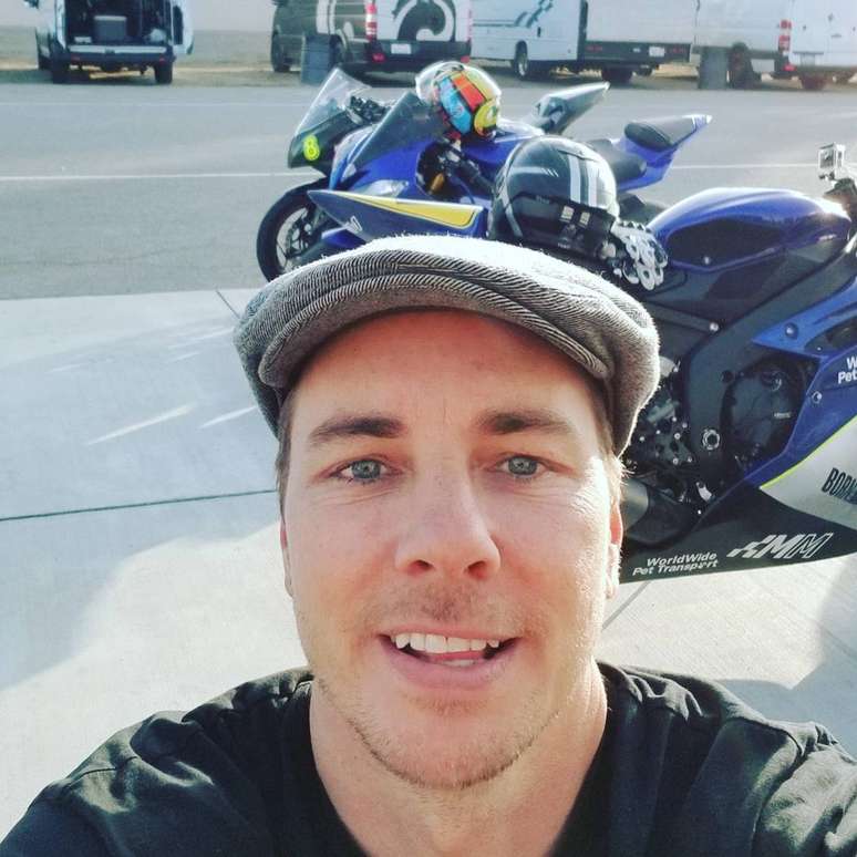 Dax Shepard sofre acidente em corrida de moto e vai precisar de cirurgia