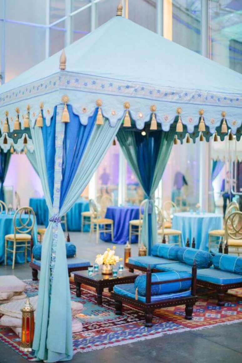 14. Decoração árabe casamento azul com tendas ao ar livre – Via: GG Catering