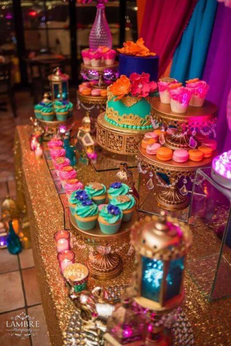 15. Mesa de doces com decoração árabe – Via: Lambre Photography