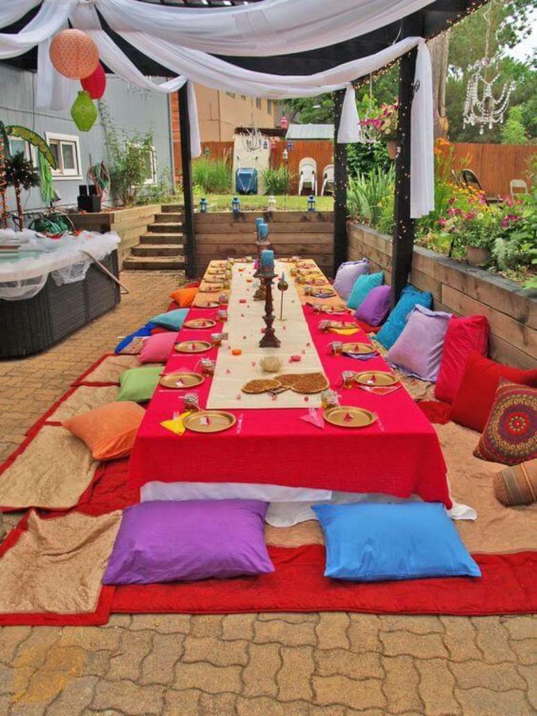16. Decoração árabe colorida para festa no jardim – Via: Clique Arquitetura