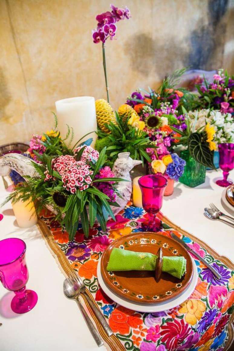 17. Mesa de jantar colorida no estilo decoração árabe – Via: Burnett Board