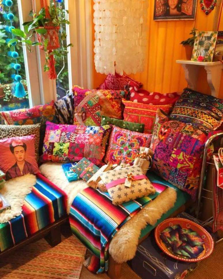 18. Sofá com almofadas coloridas – Via: Pinterest