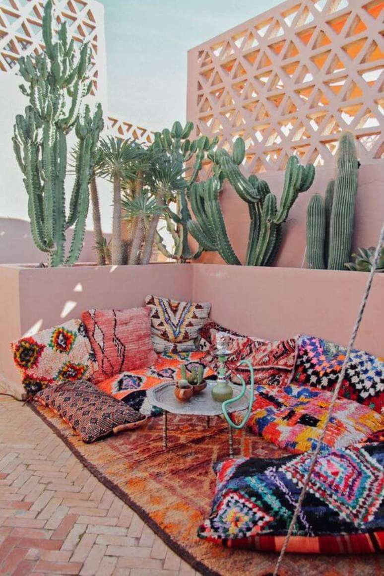 1. Varanda com decoração árabe e almofadas coloridas – Via: Pinterest