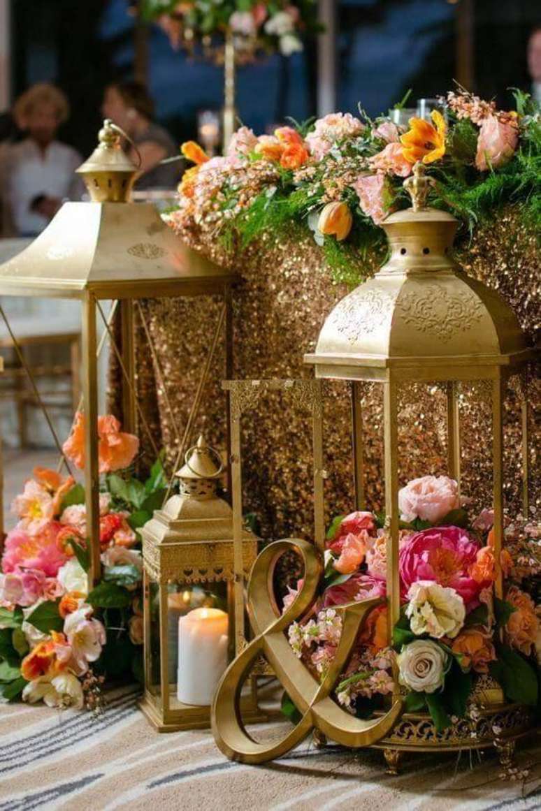 21. Decoração árabe com flores cor de rosa e detalhes dourados – via: Pinterest