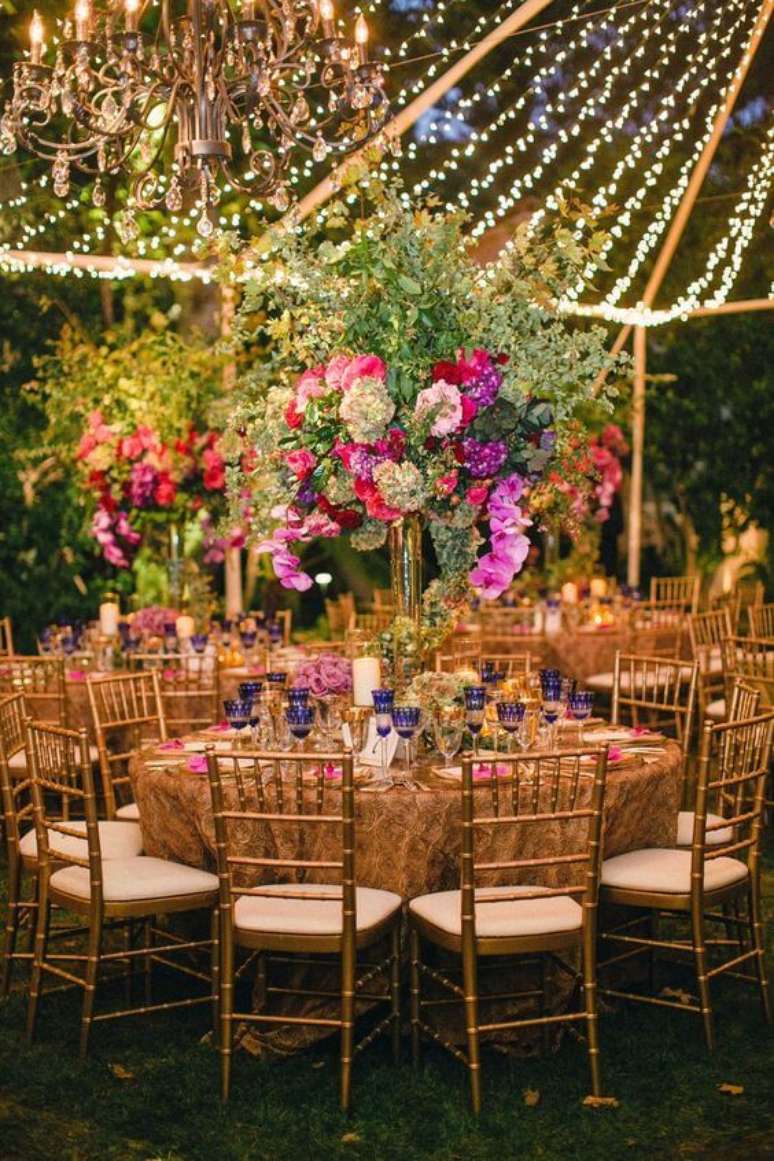 24. Festa de casamento roxa e rosa com decoração árabe – Via: Inside Weddings