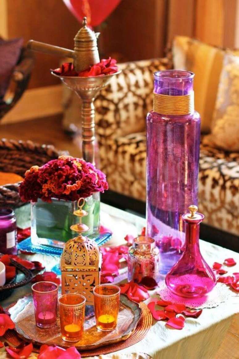 27. Decoração árabe em casa na mesa de centro moderna – Via: Pinterest