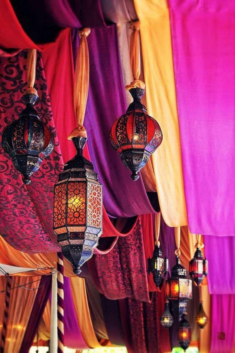 39. Iluminação estilo decoração árabe – Via: Pinterest