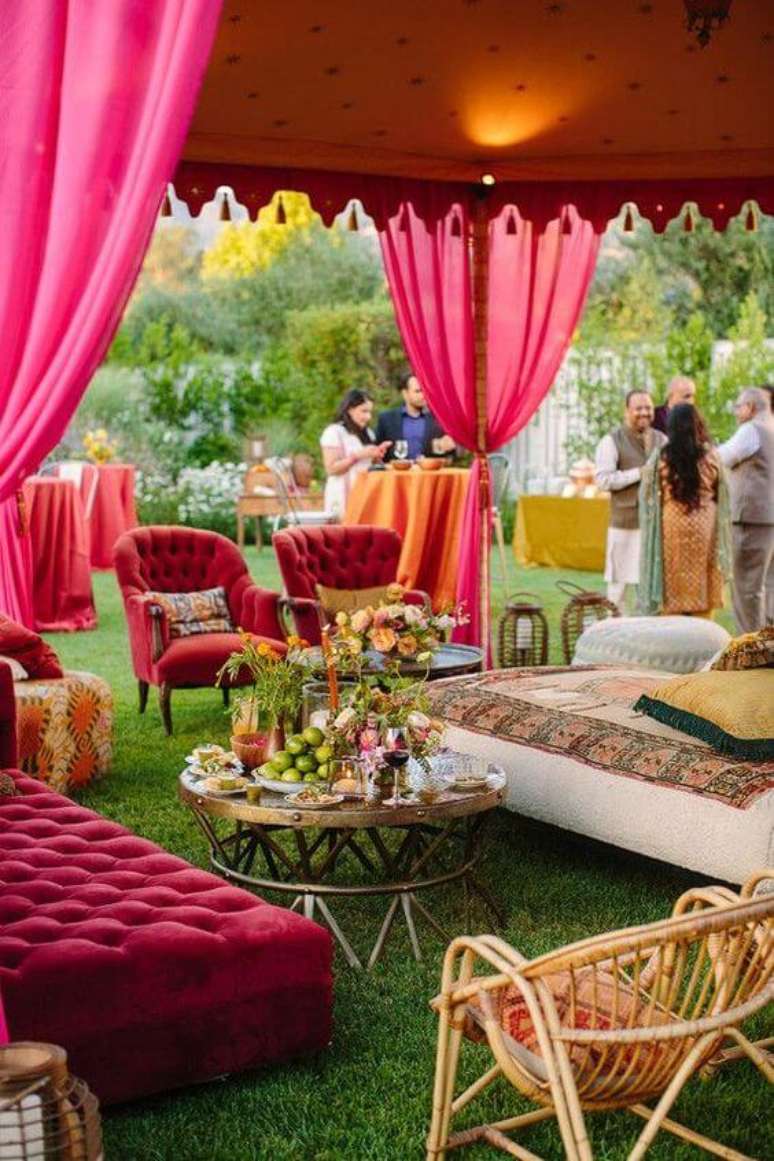 4. Lounge com poltrona marsala e cortinas para decoração árabe ao ar livre – Via: Love Inc