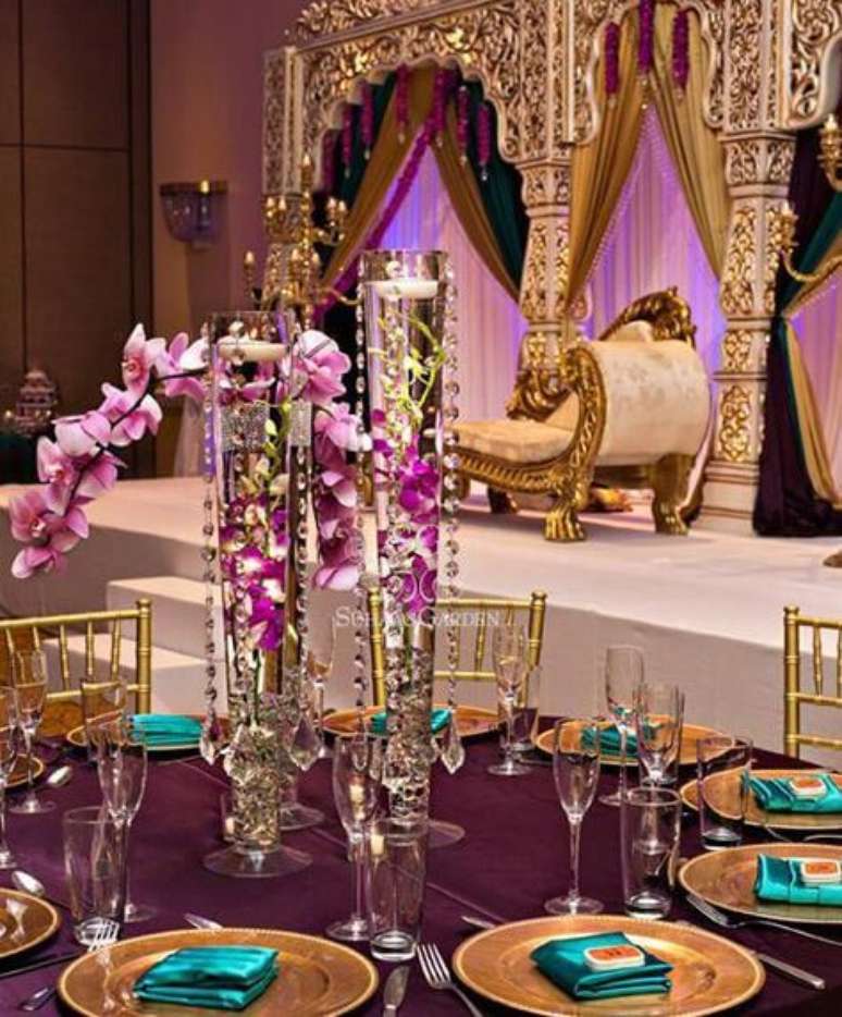 44. Decoração árabe roxo e dourado – Via: Pinterest