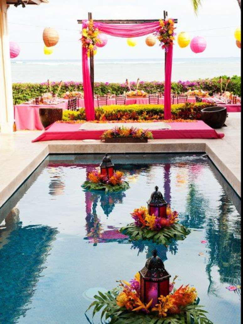 50. Festa na piscina com decoração árabe – Via: Wedding Wire