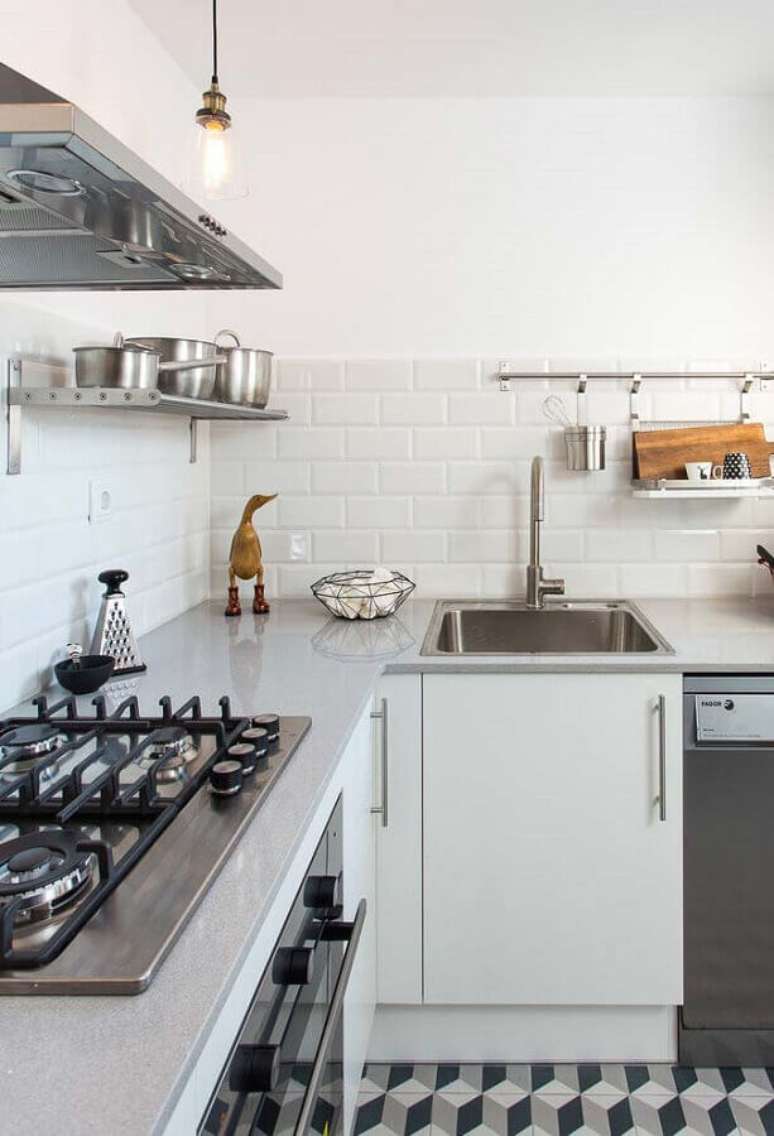 52. A bancada pequena para cozinha de canto é excelente para otimizar espaço – Foto: Pinterest