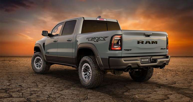 Exclusiva pintura cinza Anvil distingue a Ram 1500 TRX Launch Edition.
