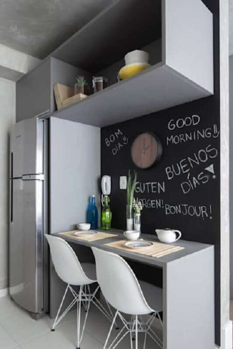 57. Mesa bancada para cozinha pequena cinza com parede preta – Foto: Pinterest