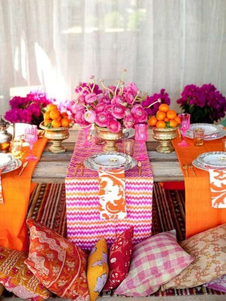 53. Mesa de jantar rosa e laranja – Via: Clique arquitetura