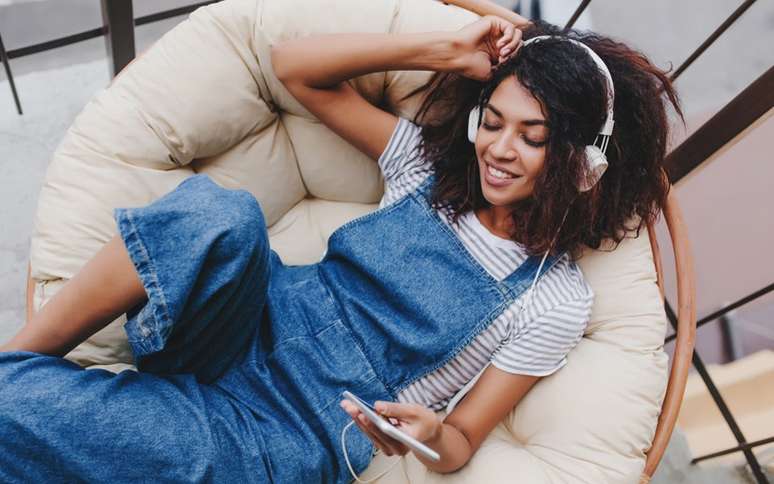 Mulher relaxando ouvindo música