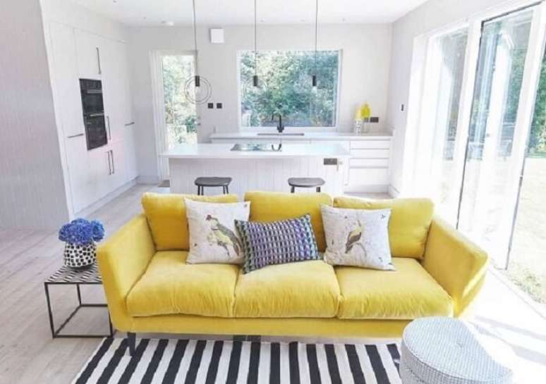 60. O tecido para sofá amarelo traz alegria para o ambiente. Fonte: Pinterest
