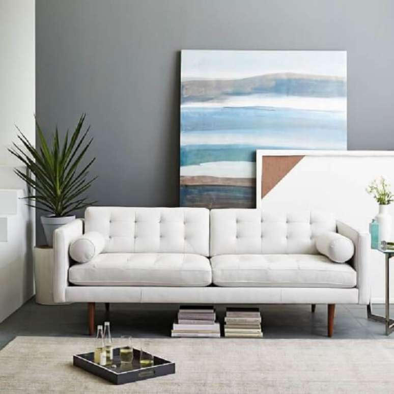 62. O tecido para sofá de couro em tom branco traz neutralidade para a decoração. Fonte: Pinterest