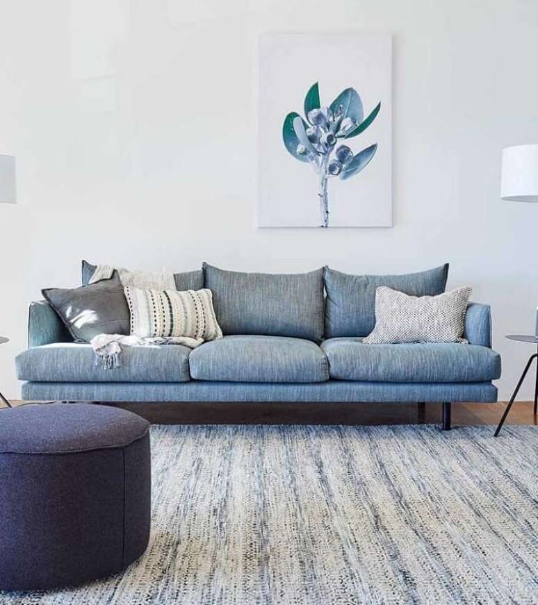 55. O tecido para sofá de linho azul traz calmaria para a decoração. Fonte: Pinterest