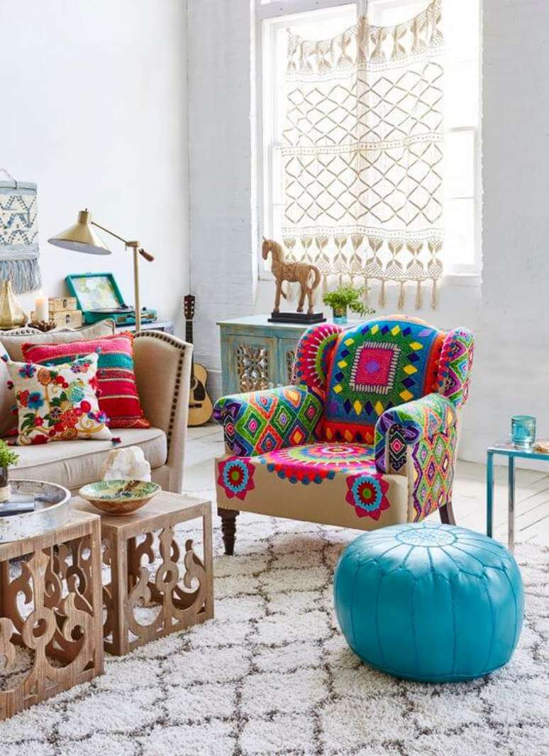 55. Poltrona colorida para decoração árabe – Via: Home Goods
