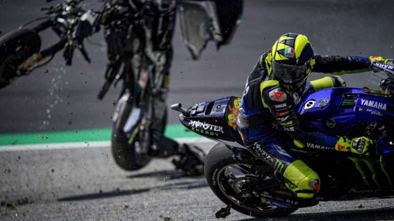 Restos da moto de Morbidelli por pouco n&atilde;o acertam Valentino Rossi 
