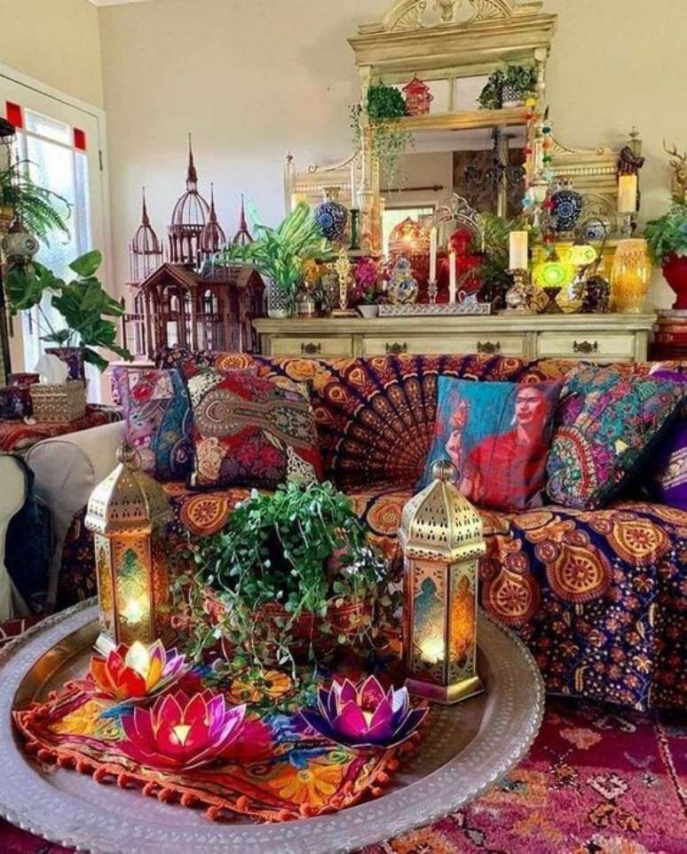 57. Sala de estar com decoração árabe – Via: Delighful