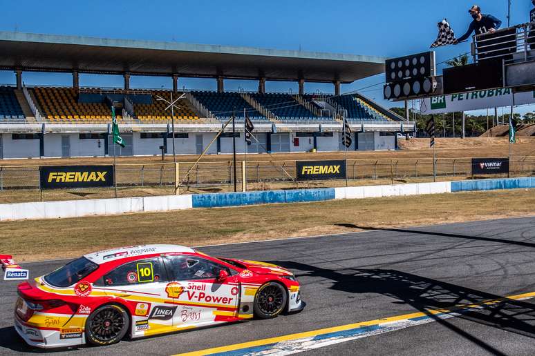 Andamos em um Stock Car. Como se diferencia dos carros de rua?