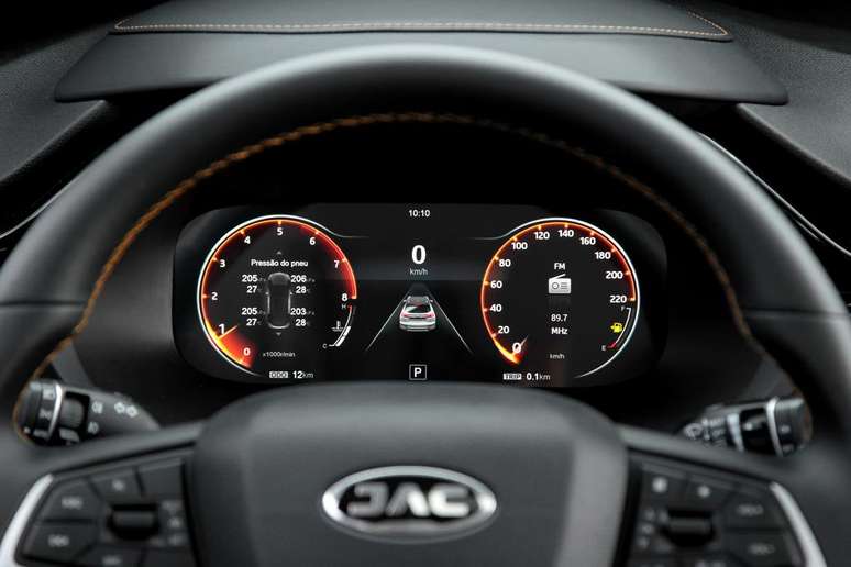 Quadro de instrumentos &eacute; configur&aacute;vel, mas o grafismo laranja n&atilde;o causa impacto.