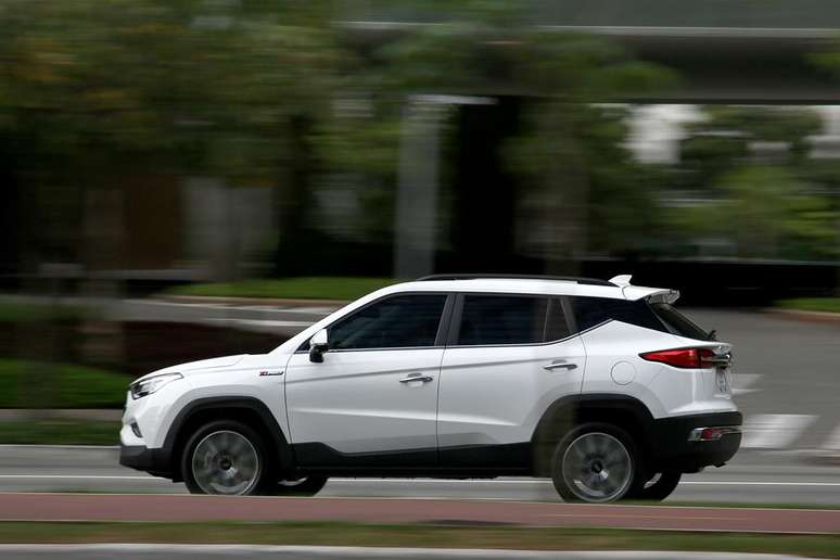 T60 &eacute; um SUV compacto superior com teto flutuante e bom v&atilde;o livre do solo.