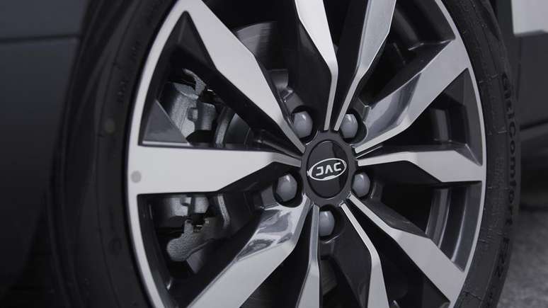 Rodas de liga leve de 17" com acabamento diamantado mostram um carro caprichado.