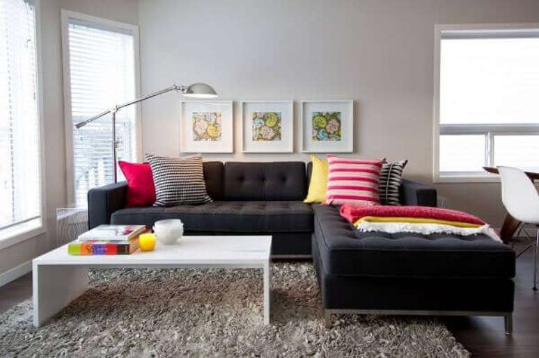 6. As almofadas coloridas se destacam sobre o sofá de canto cinza escuro. Fonte: Pinterest