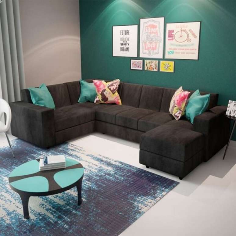 17. As almofadas coloridas sobre o sofá de canto cinza escuro trazem alegria para o ambiente. Fonte: Pinterest